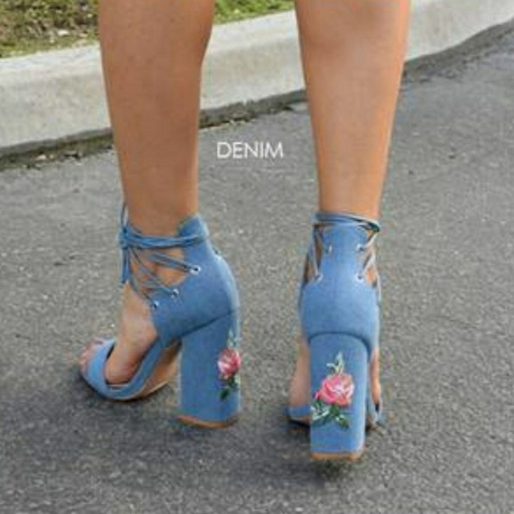 𝙇𝙖𝙨𝙩 𝙎𝙞𝙯𝙚 10🌷Denim Embroidered Roses Heel